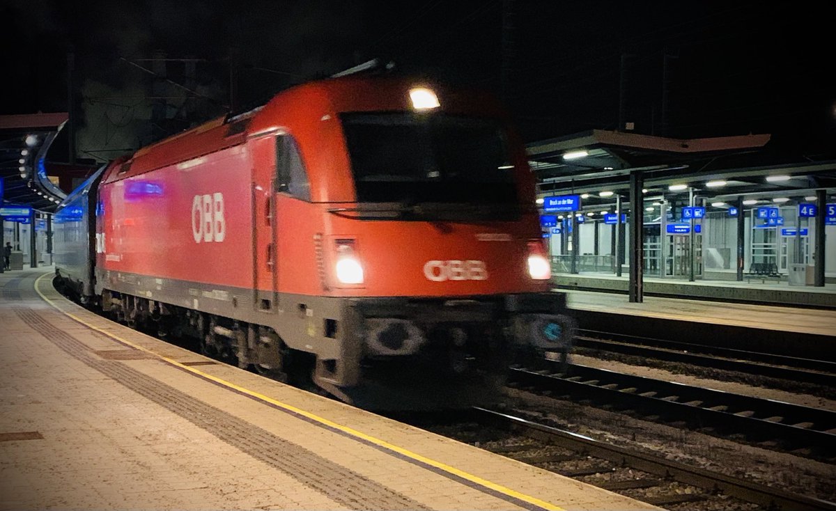 fred_dotter's tweet photo. This beautiful 10,000 hp-powered hotel will bring me safely and environmental-friendly to Rome for the first physical ⁦⁦@Handshake_EU⁩ project meeting since more than 2 years! Thank you ⁦@unsereOEBB⁩ for the kind hospitality and great service! #BahnLiebe https://t.co/xqybXTx7Ar