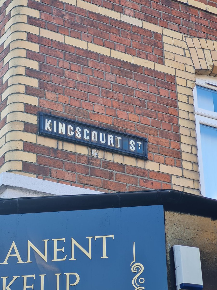 Belfastsigns's tweet photo. Then on to Castlereagh Road. First sign is a street that doesn't exist anymore. Then on up, the next Street has a tiled sign. 2 streets later is the next sign, damaged but thankfully still there. All signs BT6. https://t.co/pIp5GnSykw