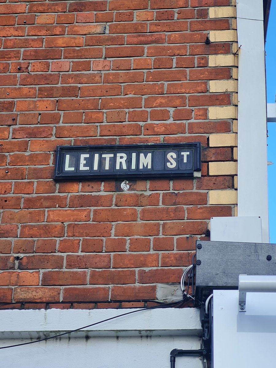 Belfastsigns's tweet photo. Then on to Castlereagh Road. First sign is a street that doesn't exist anymore. Then on up, the next Street has a tiled sign. 2 streets later is the next sign, damaged but thankfully still there. All signs BT6. https://t.co/pIp5GnSykw