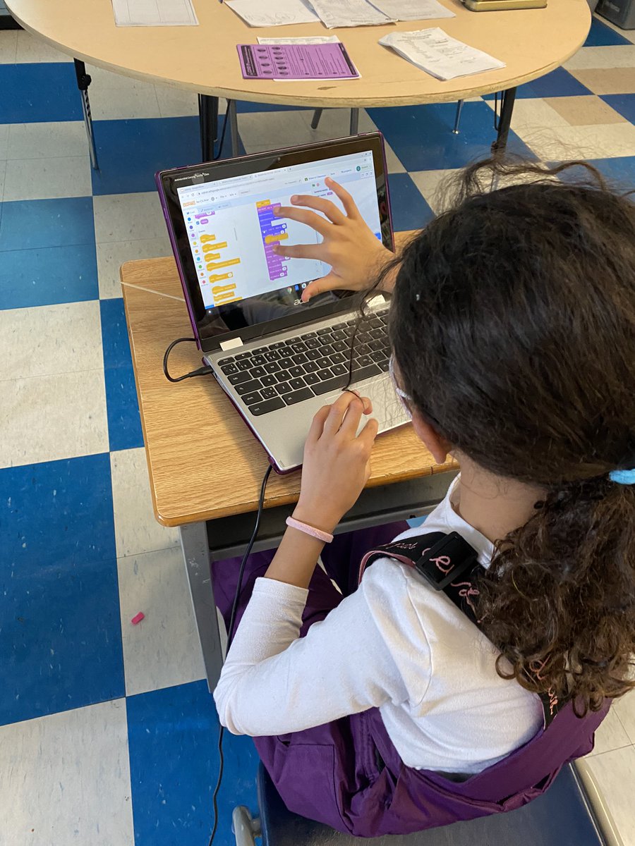 MlleMccormack00's tweet photo. This week Ss are coding on Scratch, sharing their fav quality about themselves on Flipgrid, practicing vocabulary using bananagrams, asking “would you rather” questions to a peer and guided reading with me! We do 1 station per day for 15-20 mins. All en français 😎 #tdsbfsl https://t.co/QZ0JV9ymBQ