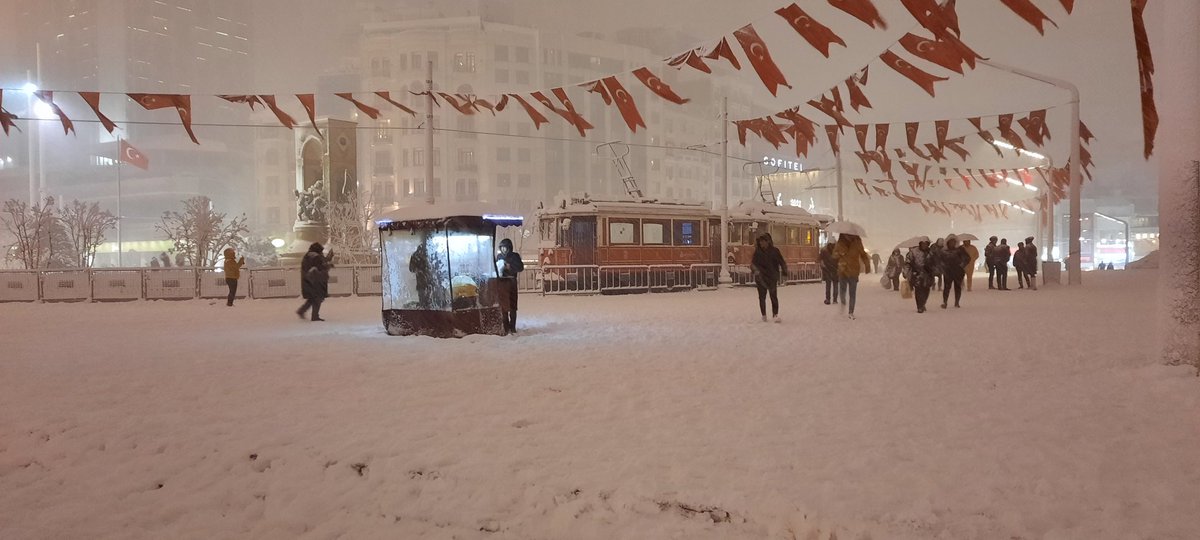 selfett's tweet photo. An itibarı ile
#Taksim #İstiklalCaddesi
Kar'ın Tadını Çıkarın Her Zaman Bulamazsınız....
@forumatmosfer
#Emiryusa
@OrcunBostanci https://t.co/vOLtm8eHtp