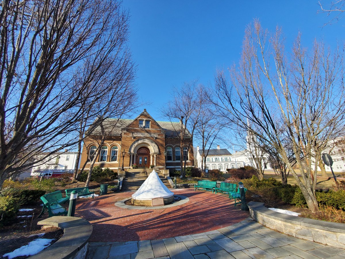 Gorgeous blue skies in Amesbury today ❤️ @ Amesbury Public Library #AmesburyMA