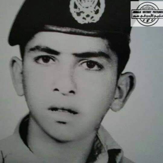 أصغر شهيد أردني بمعركة الجولان
الشهيد راجي المساعفة العجارمة
شاهده زملاؤه وهو يحترق دون أن يصرخ أو يصيح. لم يكن راجي حينها قد بلغ التاسعة عشر من عمره، وكان وقتها صائما عندما لقي وجه ربه.
عندما سألوا ذويه عن صفات راجي قالوا أنه كان شجاعا متدينا مكتمل الرجولة.
#اسود_الجيش_العربي 🇯🇴