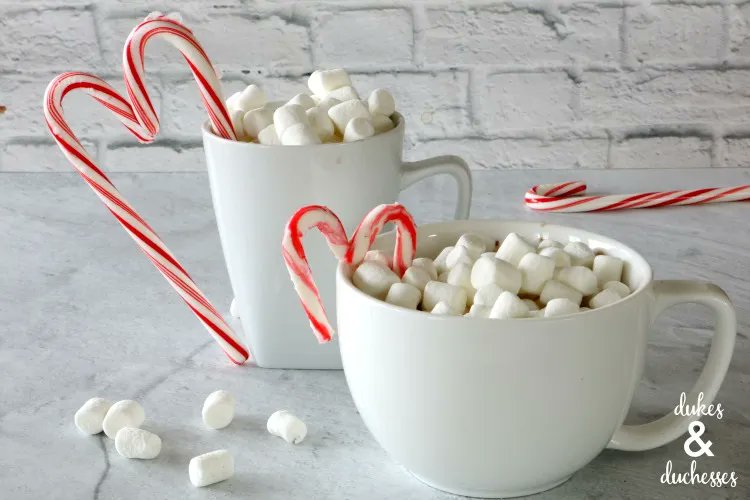 Deck out a cup of hot cocoa with a candy cane heart mug topper! buff.ly/2UeTYMt