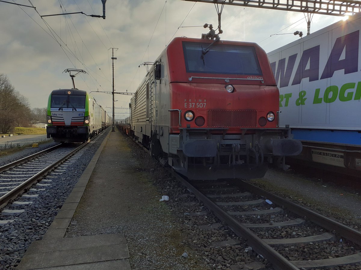 Autres_trains's tweet photo. Grande première ce jour pour Captrain France avec la première circulation commerciale en Suisse sous son propre CSU. C'est d'ailleurs une première pour une EF française en autonomie complète. La relation Anvers-Bantzenheim est lancée, reste a la consolider et la pérenniser. https://t.co/7U0oOO9lH1