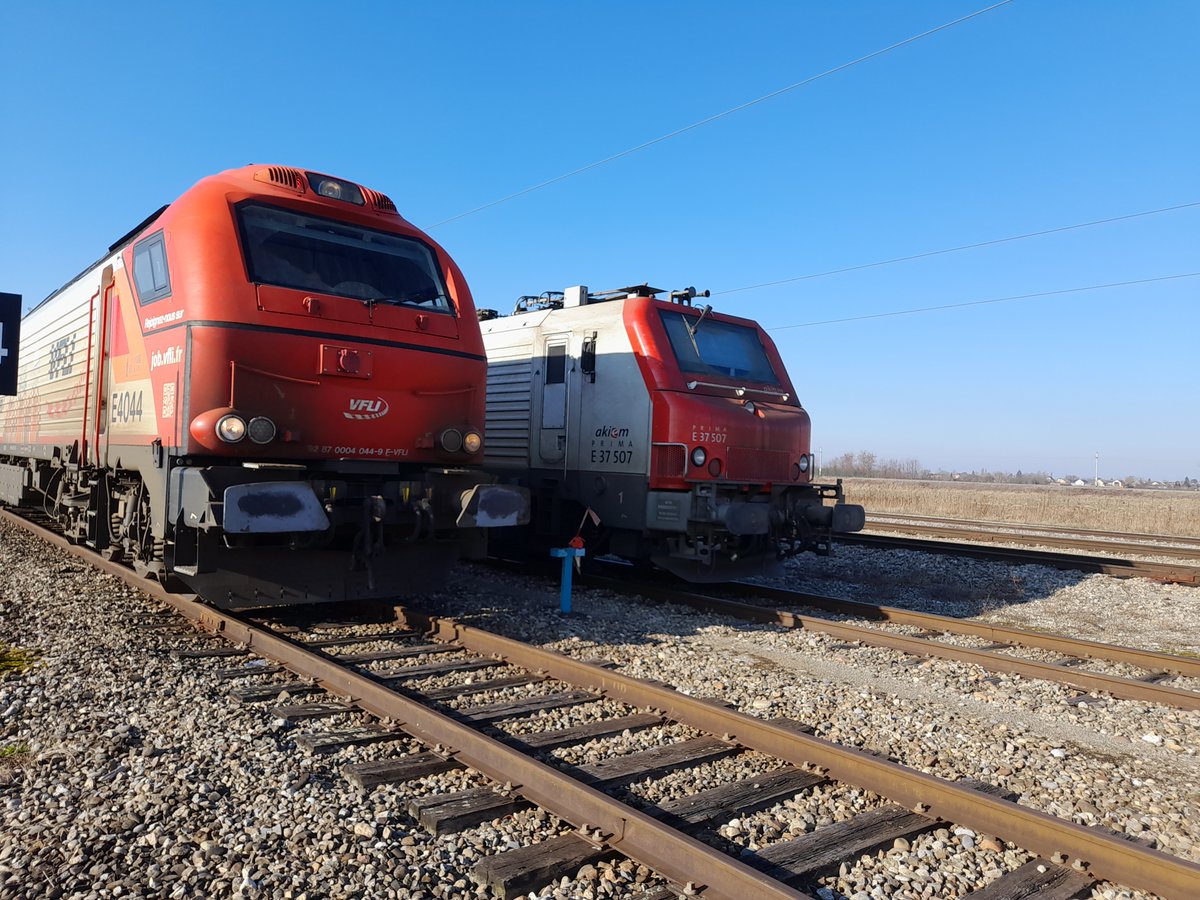 Autres_trains's tweet photo. Grande première ce jour pour Captrain France avec la première circulation commerciale en Suisse sous son propre CSU. C'est d'ailleurs une première pour une EF française en autonomie complète. La relation Anvers-Bantzenheim est lancée, reste a la consolider et la pérenniser. https://t.co/7U0oOO9lH1