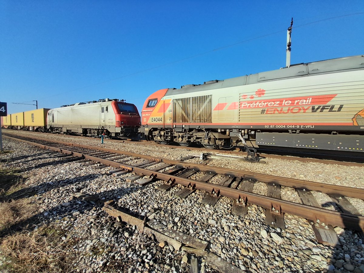 Autres_trains's tweet photo. Grande première ce jour pour Captrain France avec la première circulation commerciale en Suisse sous son propre CSU. C'est d'ailleurs une première pour une EF française en autonomie complète. La relation Anvers-Bantzenheim est lancée, reste a la consolider et la pérenniser. https://t.co/7U0oOO9lH1
