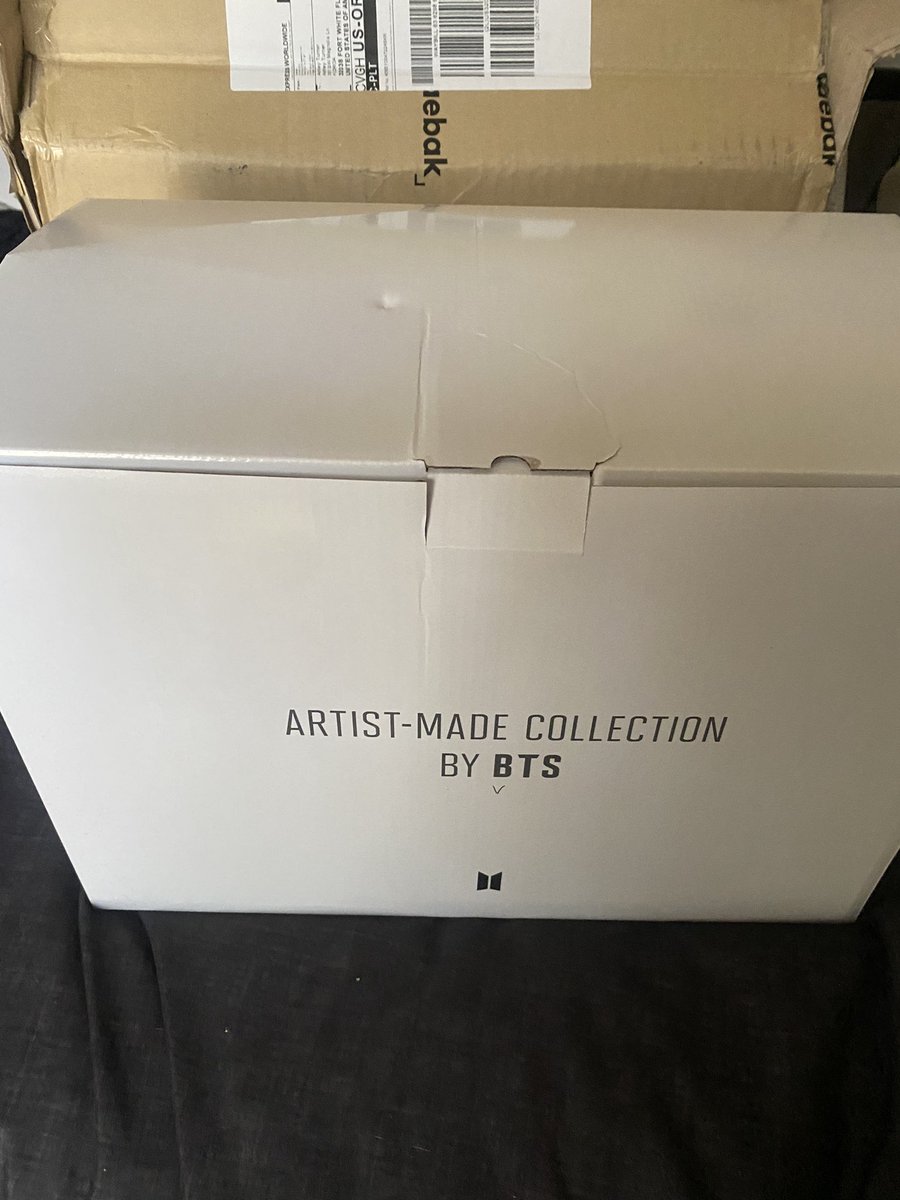 AshleyUkasemia's tweet photo. My bag came home ๐ญ๐ญ๐ญ #collectionbyV #BY_BTS #BY_V #MUTEBOSTONBAG https://t.co/ZjKlnHlrYN
