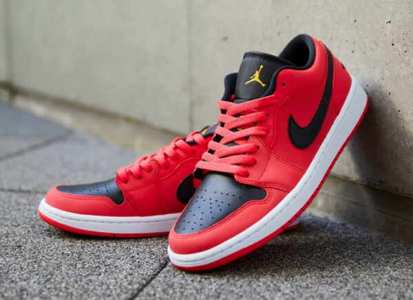 TheClosetInc's tweet photo. DM PURCHASE RAFFLE 
Women's Air Jordan 1 Low "Siren Red" 
$120.00 CAD 

To qualify you must RT this post and DM us your size and email. You must have a customer account/be following @TheClosetInc 

We will have multiple raffles so please be specific when entering! https://t.co/FcSOnQBE33