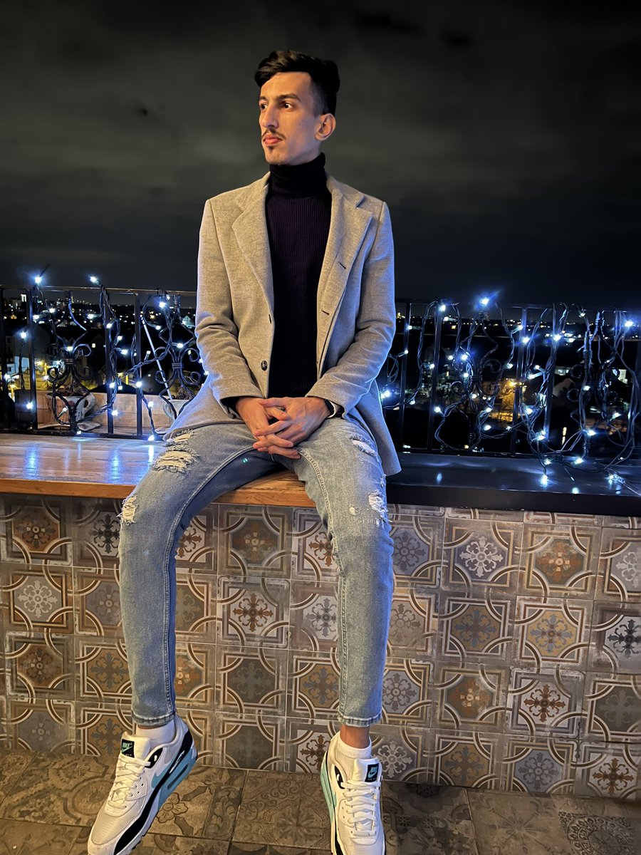 aziz07i's tweet photo. لا تخاف تكبر.. خاف تنطفي💙🎉
24 🌬 https://t.co/cI8DH91Xkk