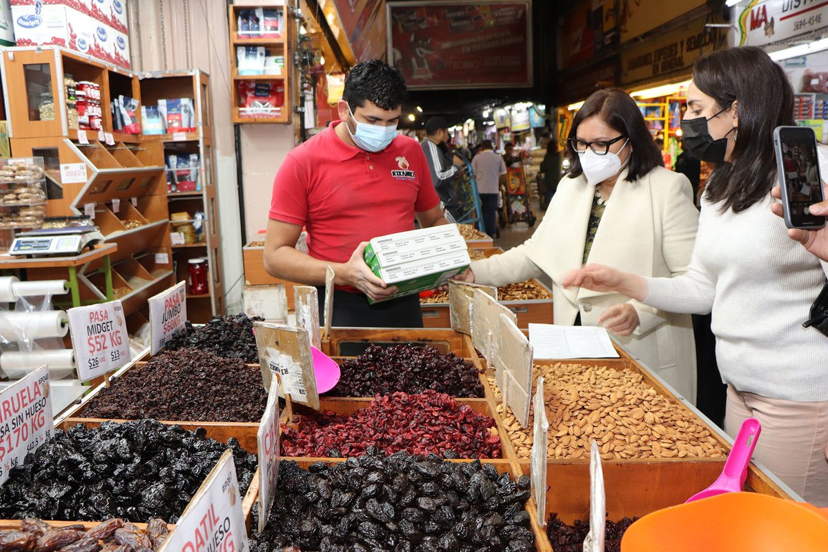 CdeAbastoCDMX's tweet photo. Hicieron un recorrido en el interior del mercado, para distribuir muestras de dátiles producidos en Pakistán a los comerciantes del sector de abarrotes y víveres y así promover relaciones comerciales con los y las Participantes de la CEDA.
#EmbajadadePakistánenMéxico  #CEDACDMX https://t.co/HcG7BZidsh