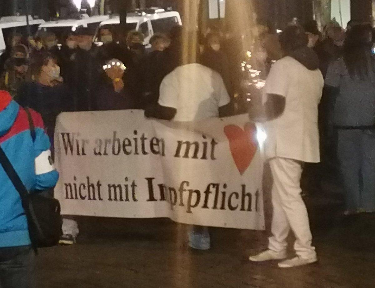 eklat_ms's tweet photo. "Wir arbeiten mit❤nicht mit Impfpflicht". Der antizivilisatorische Mob stellt einige Impfgegner-Pfleger*innen(?) ans Fronttranspi. Genau das beinhaltet ihre Rede von Herz etc.: Absage an Vernunft, Verrat an lebensrettenden zivilisatorischen Errungenschaften: konkrete Verachtung. https://t.co/wbafsBtKT6