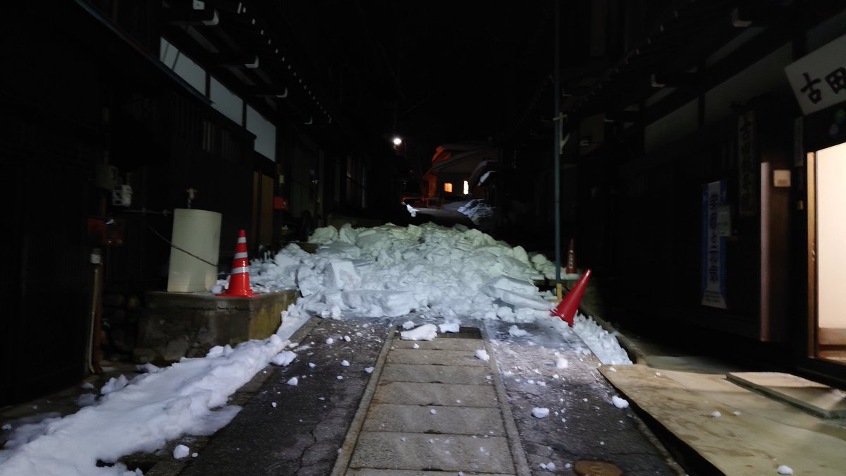 k2_hitoshi's tweet photo. 3時22分轟音と振動と共に、隣の屋根から落雪！
誰も下にはいなかった…と思うけど（汗） https://t.co/488QM0gqIb