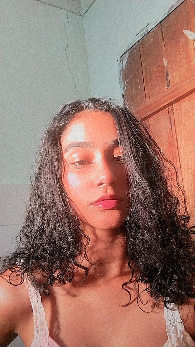 KemillyV1's tweet photo. Cabelo bagunçado, sol e efeito do insta 🥰 https://t.co/ATzW2EgWyR
