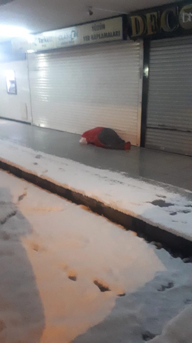 Zeynep yayına mesaj göndererek bizi bilgilendirdi. Bu vatandaşımıza acil yardım lazım. İmç 1. ve 2. bloğun arasında, Yapı Kredi Unkapanı Şubesi önü, meşhur Unkapanı Pilavcısı’nın 50 metre aşağısında dışarıda uyumakta… #matrax