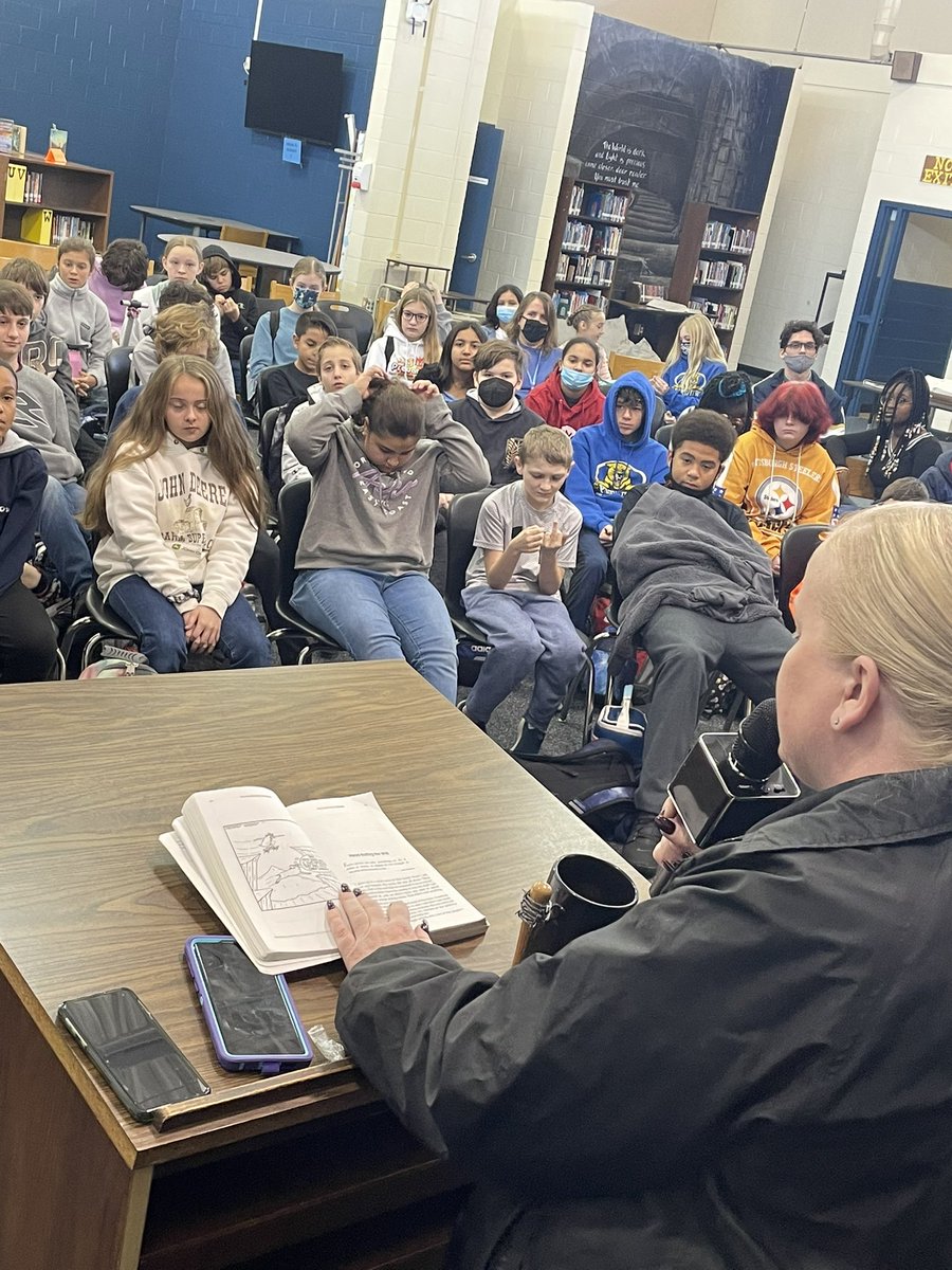 FrommJamie's tweet photo. Super successful Literacy Week kickoff @PineViewMiddle ! Special thanks to Corporal for reading to Year 1 students first period and to those students who wore blue! @PascoLiteracy https://t.co/FshLgoSFy1