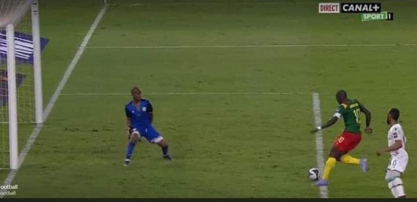 ABDELDJALIL224's tweet photo. Image touchante, il a oublié qu’il est gardien, il cache ses mains 💔

#TeamCameroon #TeamComoros #CAMCOM #CAN2021 #AFCON2021 https://t.co/scak5mMMR3