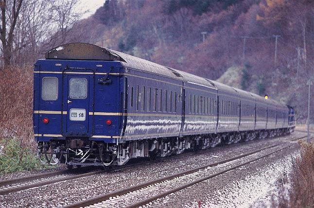 24系団臨8007列車 オハネ14 500から改造され独特のスタイルとなった