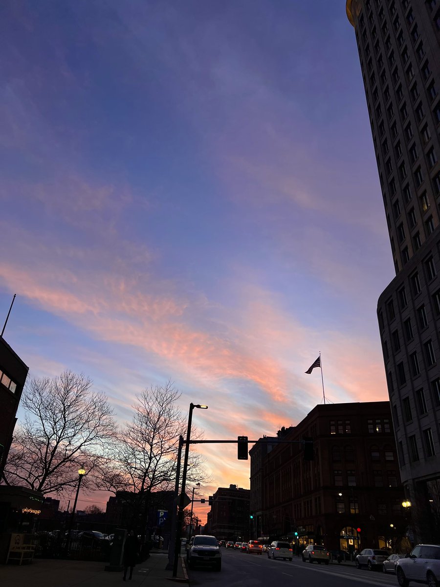 finishpostprod's tweet photo. We may still be in the heart of winter, but the sunsets are getting later by the day!
#FinishPost #PostProduction #OfficeView #BackBay #Boston #Sunset #Winter https://t.co/qmnWBnmraF