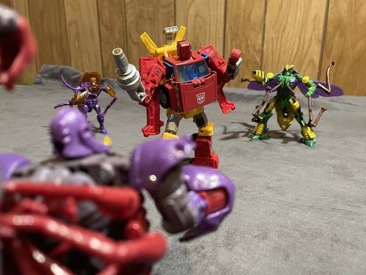 ImpulseDrive97's tweet image. Today, we’ve got the G.I. J- er, Diaclone mech himself, Lift-Ticket! 

This might be recency bias, but this is the best version of the mold yet! He’s such a vibrant red, &amp;amp; the vehicle details? Lovely. 

A perfect start to the Legacy collection!

#transformers #legallyobtainedtoy