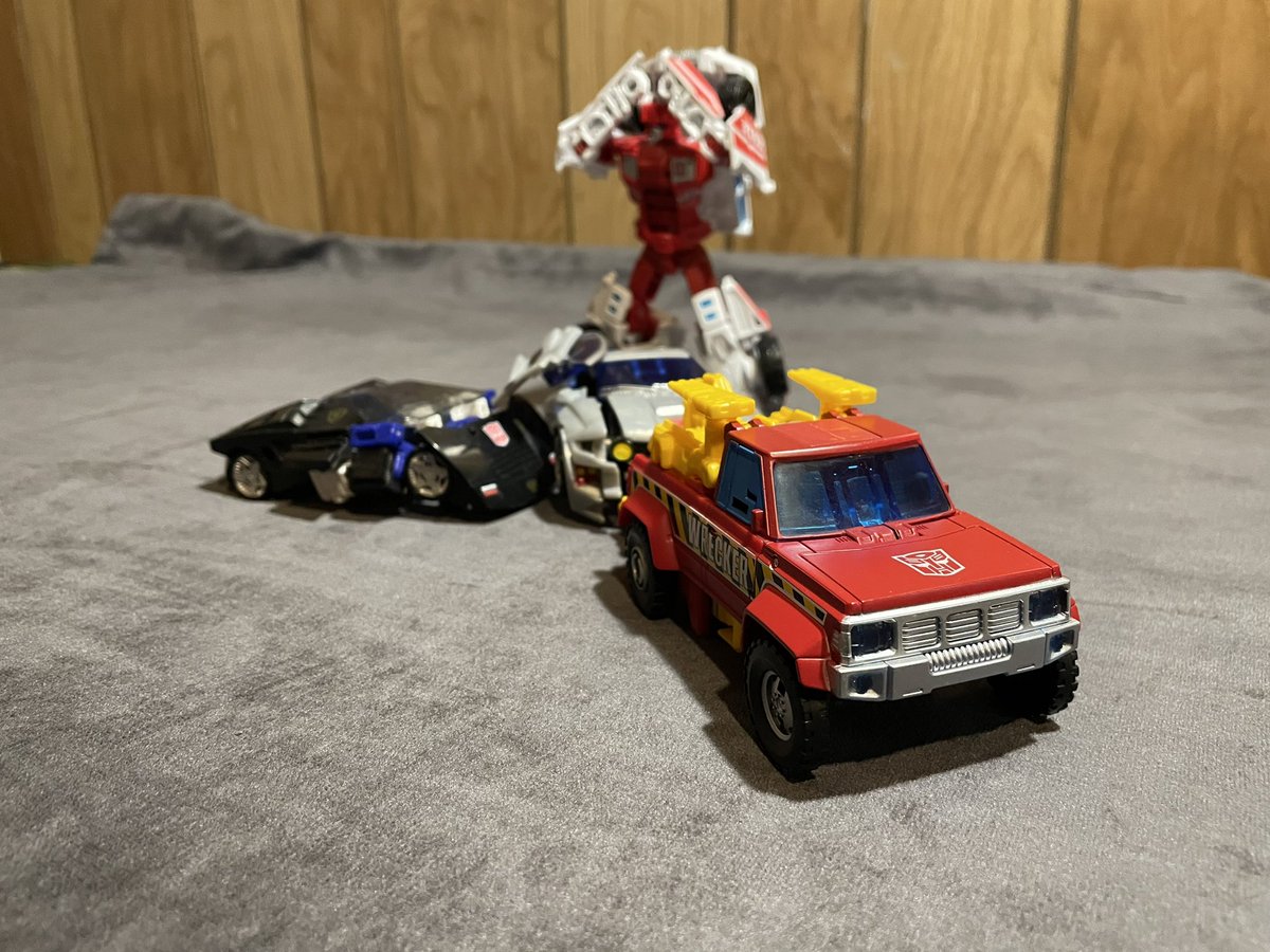ImpulseDrive97's tweet image. Today, we’ve got the G.I. J- er, Diaclone mech himself, Lift-Ticket! 

This might be recency bias, but this is the best version of the mold yet! He’s such a vibrant red, &amp;amp; the vehicle details? Lovely. 

A perfect start to the Legacy collection!

#transformers #legallyobtainedtoy