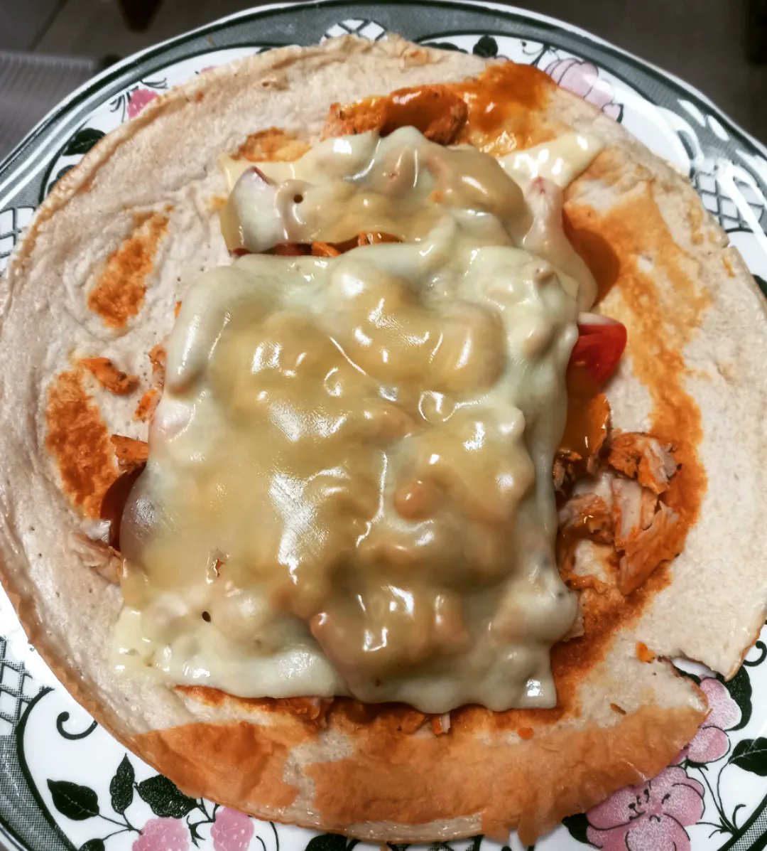 JCdelninojesus's tweet photo. Y he hecho unos crepes de proteína, harina de almendra y clara de huevo que, lo mismo valen para un principal (pollo, bbq zero louisiana, tomate y gouda), que para un postre (crepe con hazelnut cocoa y protein crunch de #mybodygenius https://t.co/6m9KWlXtGa