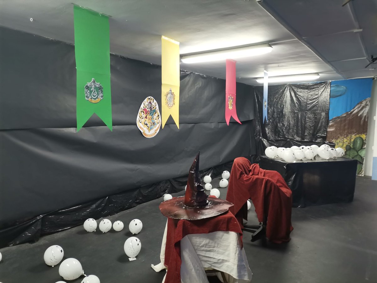 PequesdelV's tweet photo. Hoy hemos celebrado la #CeremoniadeSelección y cada peque ha sido asignado/a a una de las casas de #hogwarts 
#abp #equipovelázquez #aprenderjugando #señosdeinfantil #magia #claustrovirtual https://t.co/fd0GPH83mF