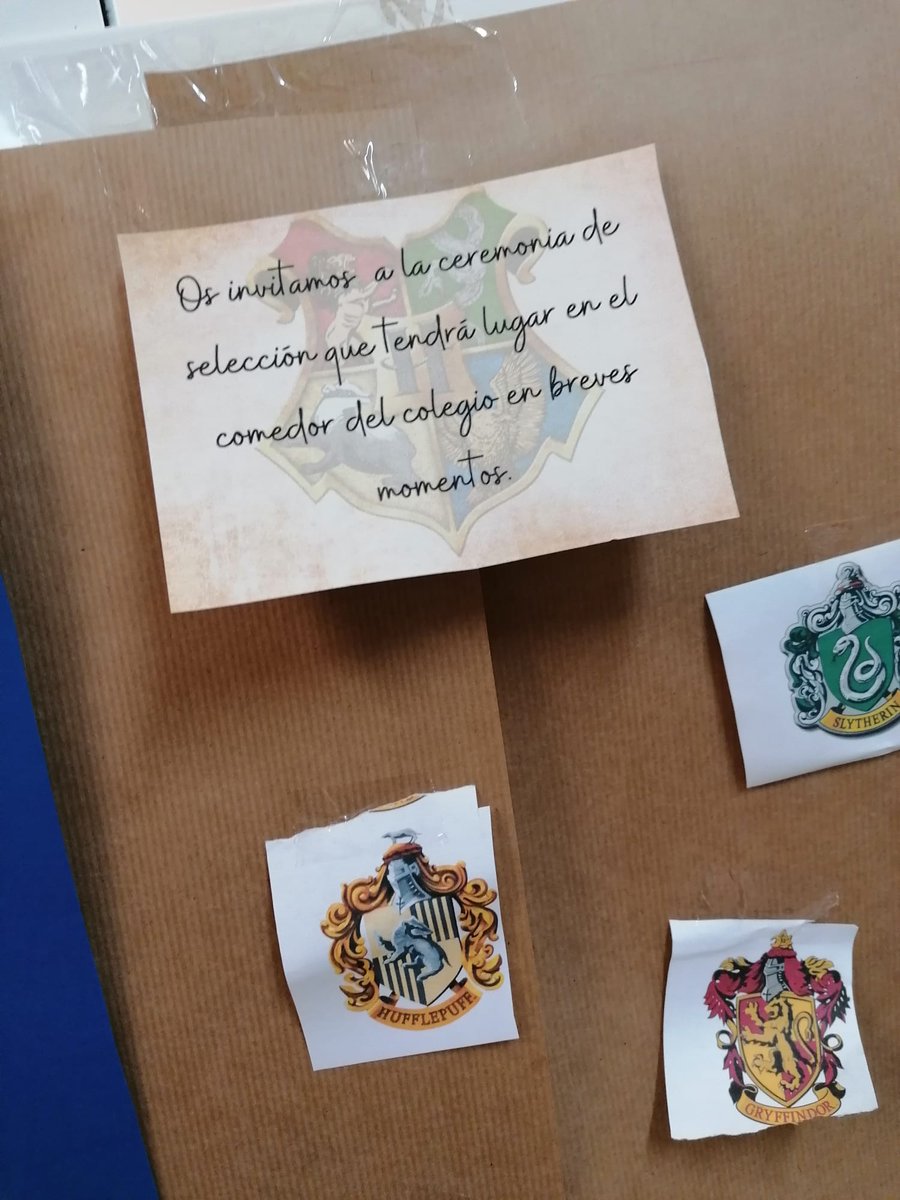 PequesdelV's tweet photo. Hoy hemos celebrado la #CeremoniadeSelección y cada peque ha sido asignado/a a una de las casas de #hogwarts 
#abp #equipovelázquez #aprenderjugando #señosdeinfantil #magia #claustrovirtual https://t.co/fd0GPH83mF