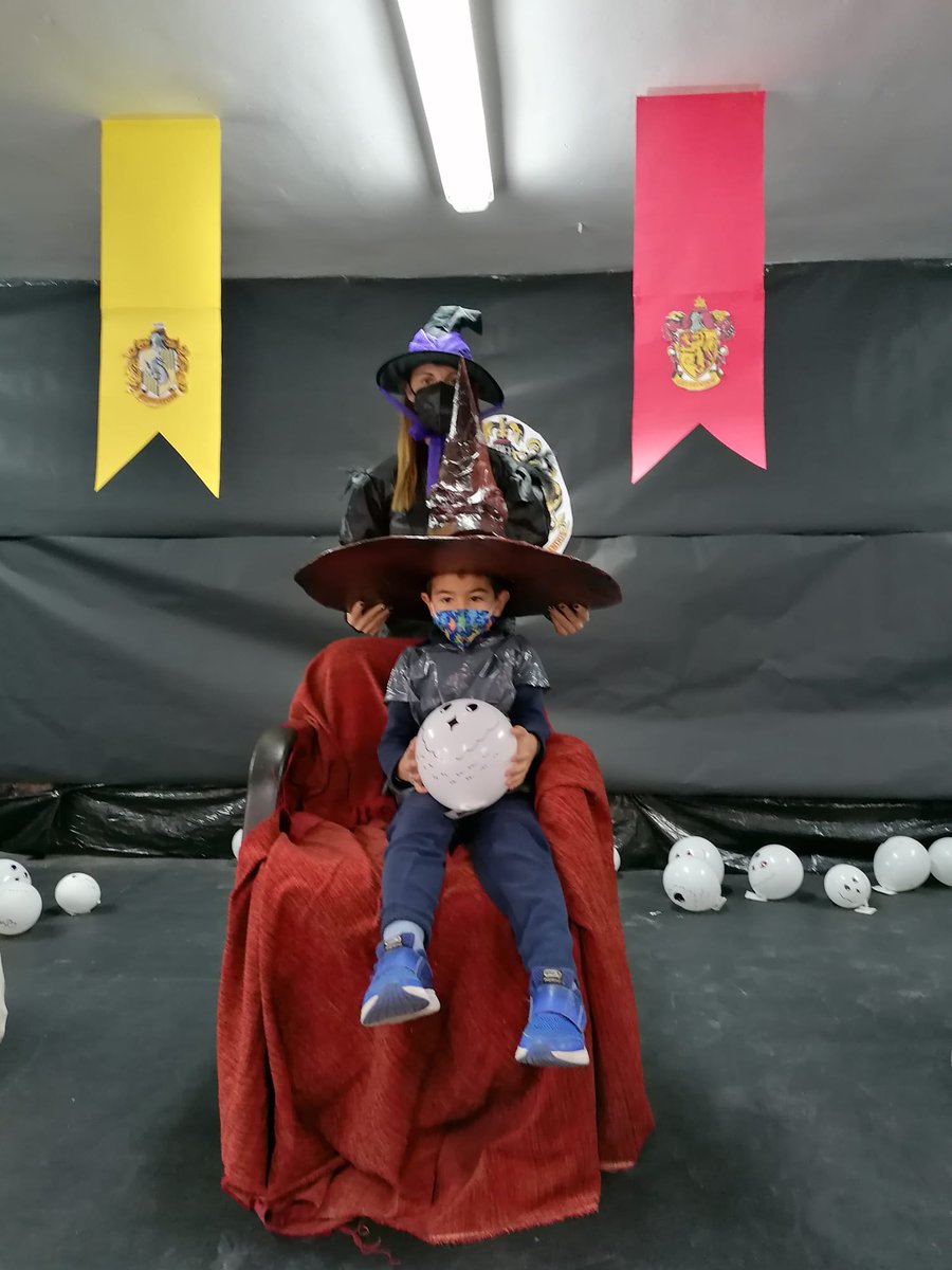 PequesdelV's tweet photo. Hoy hemos celebrado la #CeremoniadeSelección y cada peque ha sido asignado/a a una de las casas de #hogwarts 
#abp #equipovelázquez #aprenderjugando #señosdeinfantil #magia #claustrovirtual https://t.co/fd0GPH83mF