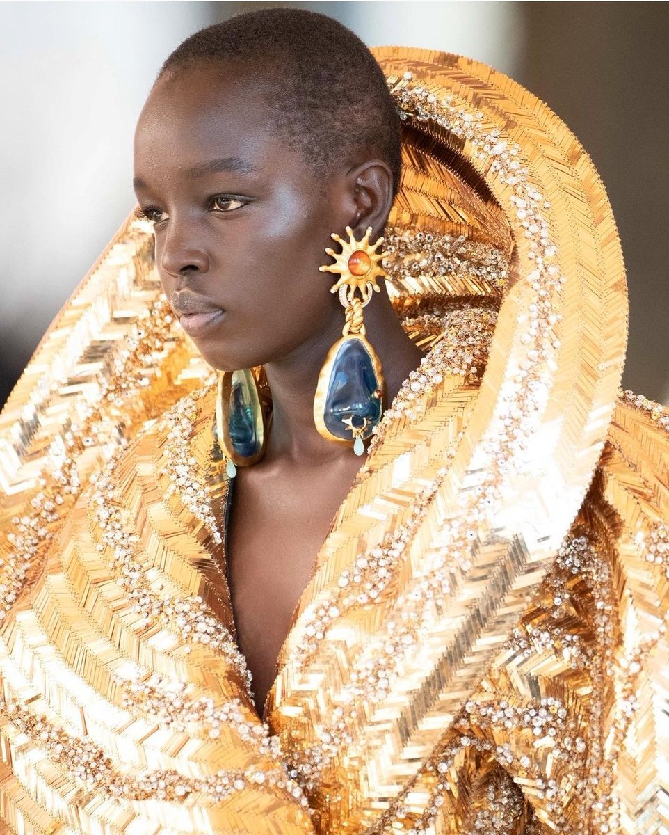 ayerhsmagazine's tweet image. Divine details at Schiaparelli Couture