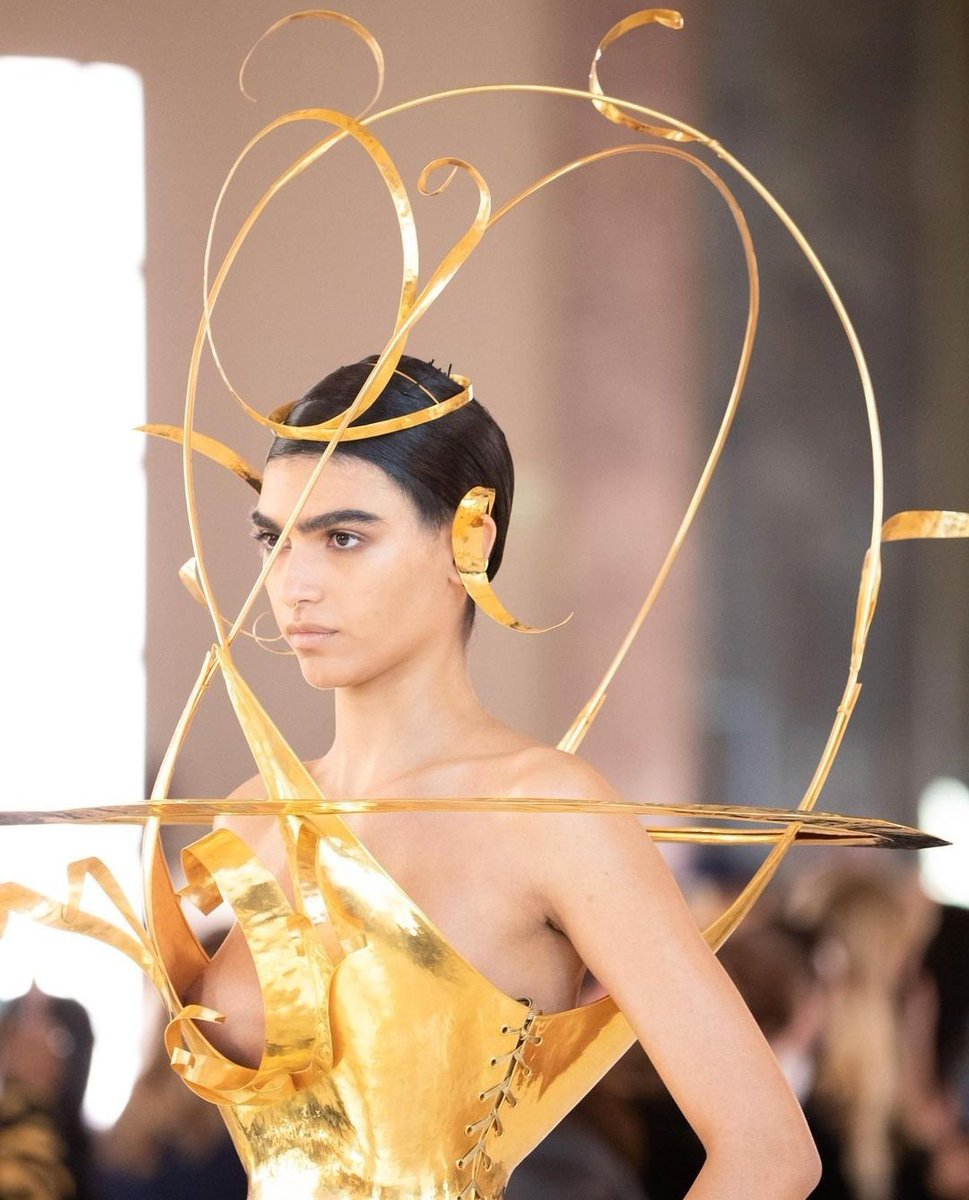 ayerhsmagazine's tweet image. Divine details at Schiaparelli Couture
