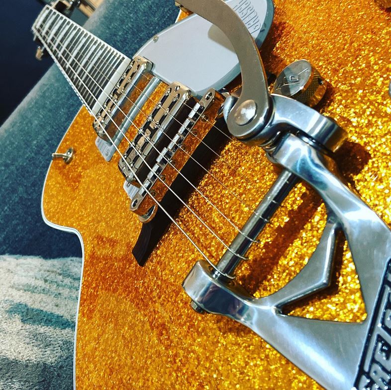 gretsch's tweet photo. #Gretsch #PicOfTheDay. Golden! #repost 📷: @zach_paul_music Looking good in the bright lights…😎😎 #gretsch #guitar #filtertron #gretschguitars #sparklejet #music https://t.co/Xh7xIZSsiG