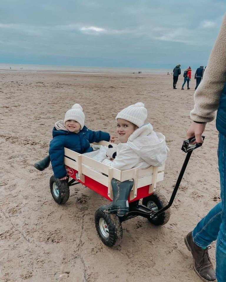 tobywagonsUK's tweet photo. Thanks @alittlepieceofeden for sending us these great photos. Nothing like a winter day on the beach https://t.co/MjBj3kWQMc
