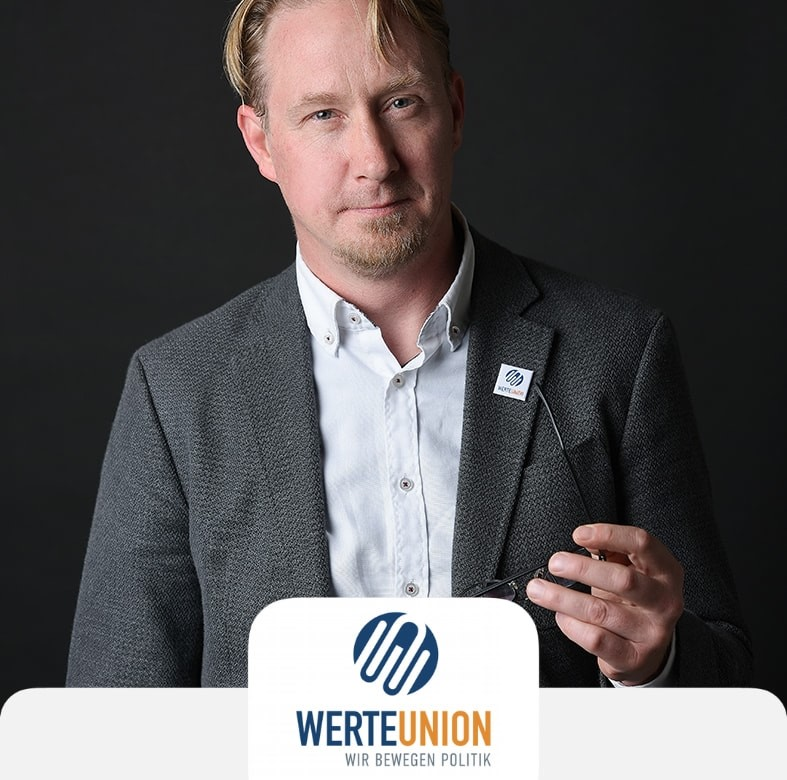 RechercheKolle1's tweet photo. #bi2101: Wir veröffentlichen unsere Stellungnahme zur "#Bielefeld steht auf"-Demo am 21.01.22. Unter den Teilnehmer*innen diesmal #Werteunion-Bundesvorstandsmitglied Markus Mittwoch. Wir belegen seine privaten Kontakte in die regionale #Neonazi-Szene. #OWL https://t.co/QjzzTc5xZP https://t.co/p0tGHqYKkW