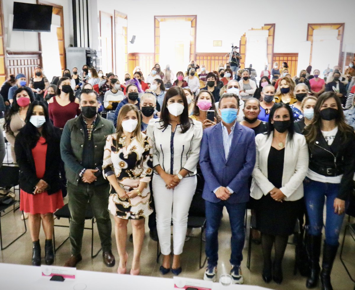 carmenjuliagdl's tweet photo. Hoy, el @GuadalajaraGob presentó líneas de acción para fortalecer la economía de las tapatías. A través de programas de capacitación empresarial y financiamiento a tasas preferenciales podrán acceder a créditos e incrementar las ventas de sus negocios. 
#LaCiudadQueQuiero https://t.co/dc5IEk8wo9