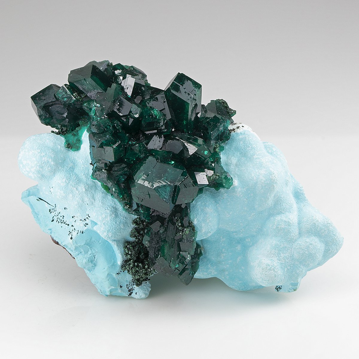 медный изумруд диоптаз. диоптаз граненый. азурит лазурит минерал. диоптаз жеода. Dioptase камень.