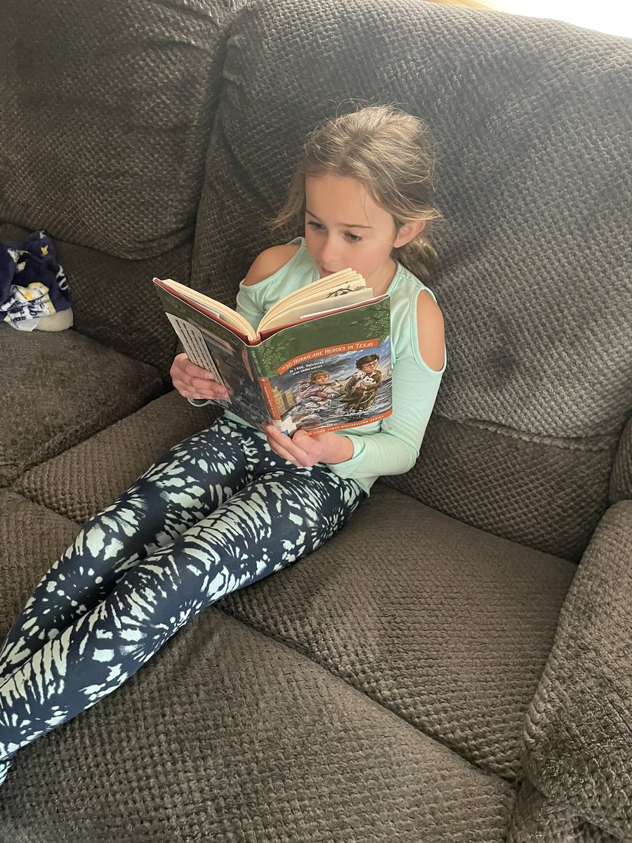 Tbellisari's tweet photo. Noelle B. getting her early evening read on for #PARP2022 @WWP_Dalers @WWPPTA https://t.co/wYBETVv5PZ