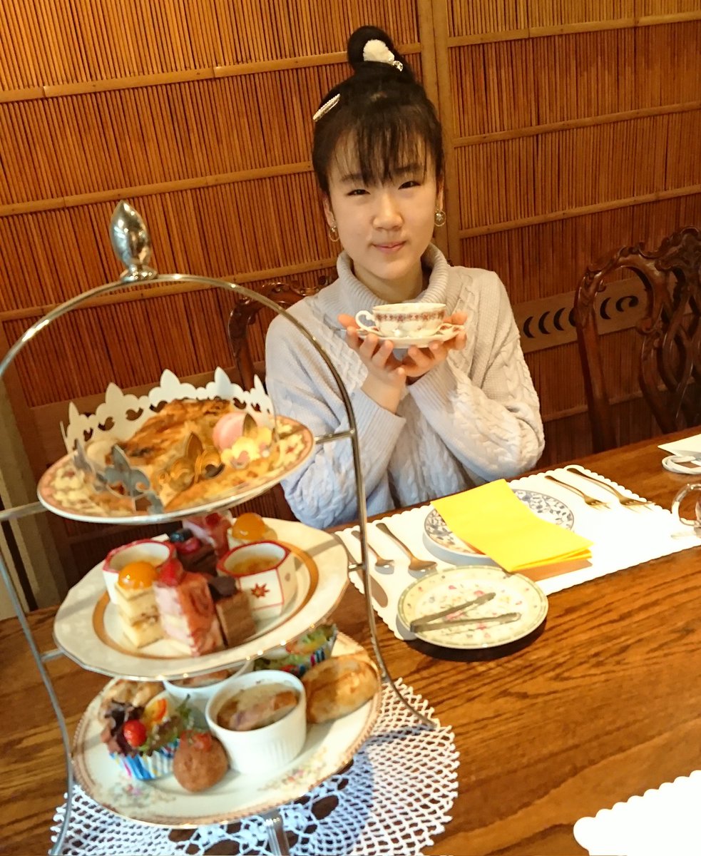 gamo4aidle's tweet photo. まあです🤗今日で13歳🎉🎂👏
週末念願の #Teashot さんでアフタヌーンティー☕💕おいしいスイーツ大満足😋🍰🍫✨
お店の人にもお祝いしてもらって嬉しかった(,,>᎑<,,)ウレシイ
今日は学校🏫📝友達に祝ってもらえたらいいな😆🎵
行ってきます!!( ๑>ω•́ )۶
13歳もよろしく😉💞
#がもよん
#GM4s https://t.co/BhpyGBHrr5