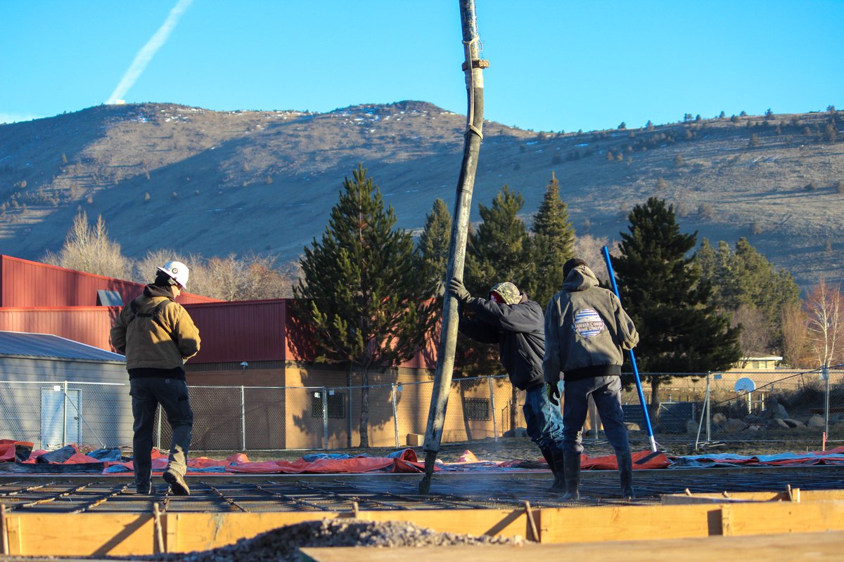 The Klamath County School District maintenance team worked with local contractors today to finish pouring concrete to complete the foundation for a new six-classroom addition at Shasta Elementary School. kcsd.k12.or.us/district/work-…