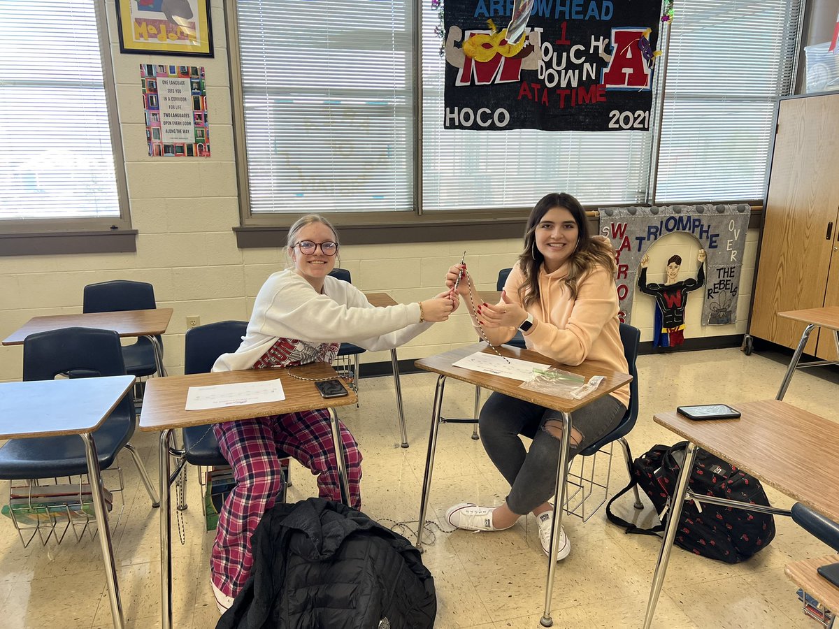 pjohnsonfox's tweet photo. Société Honoraire de Français &amp; French Club members making paracord bracelets to donate to troops through Operation Gratitude. #MHSFrench #OpGratitude @MuskegoNorwaySc @MHSIrvine @abavlnka @jprokop03 @DunbarKen https://t.co/Ag1tQFmfJO
