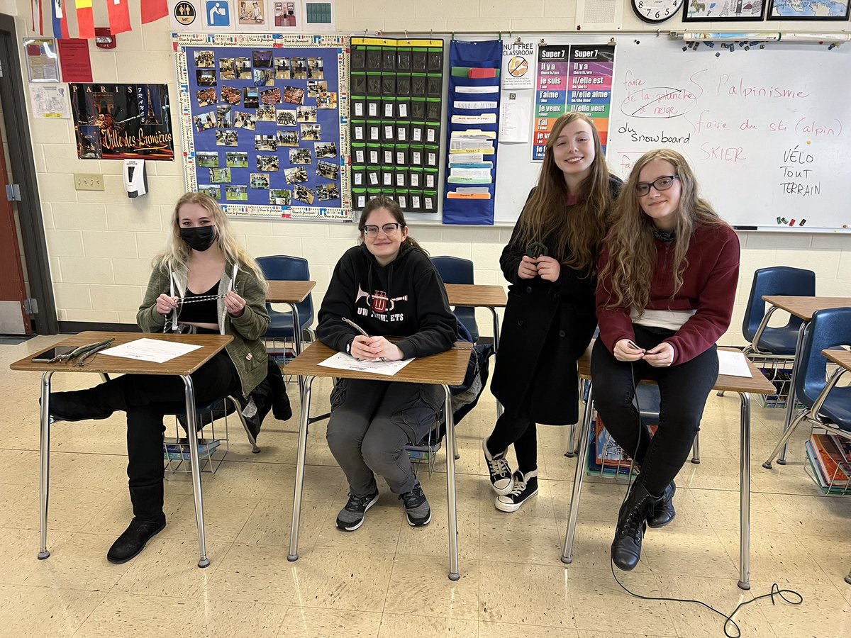 pjohnsonfox's tweet photo. Société Honoraire de Français &amp; French Club members making paracord bracelets to donate to troops through Operation Gratitude. #MHSFrench #OpGratitude @MuskegoNorwaySc @MHSIrvine @abavlnka @jprokop03 @DunbarKen https://t.co/Ag1tQFmfJO