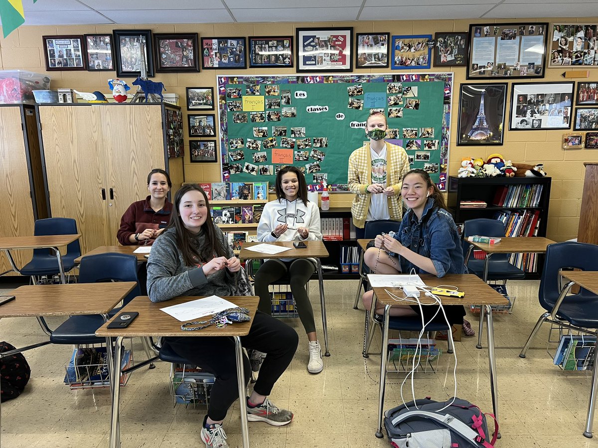 pjohnsonfox's tweet photo. Société Honoraire de Français &amp; French Club members making paracord bracelets to donate to troops through Operation Gratitude. #MHSFrench #OpGratitude @MuskegoNorwaySc @MHSIrvine @abavlnka @jprokop03 @DunbarKen https://t.co/Ag1tQFmfJO