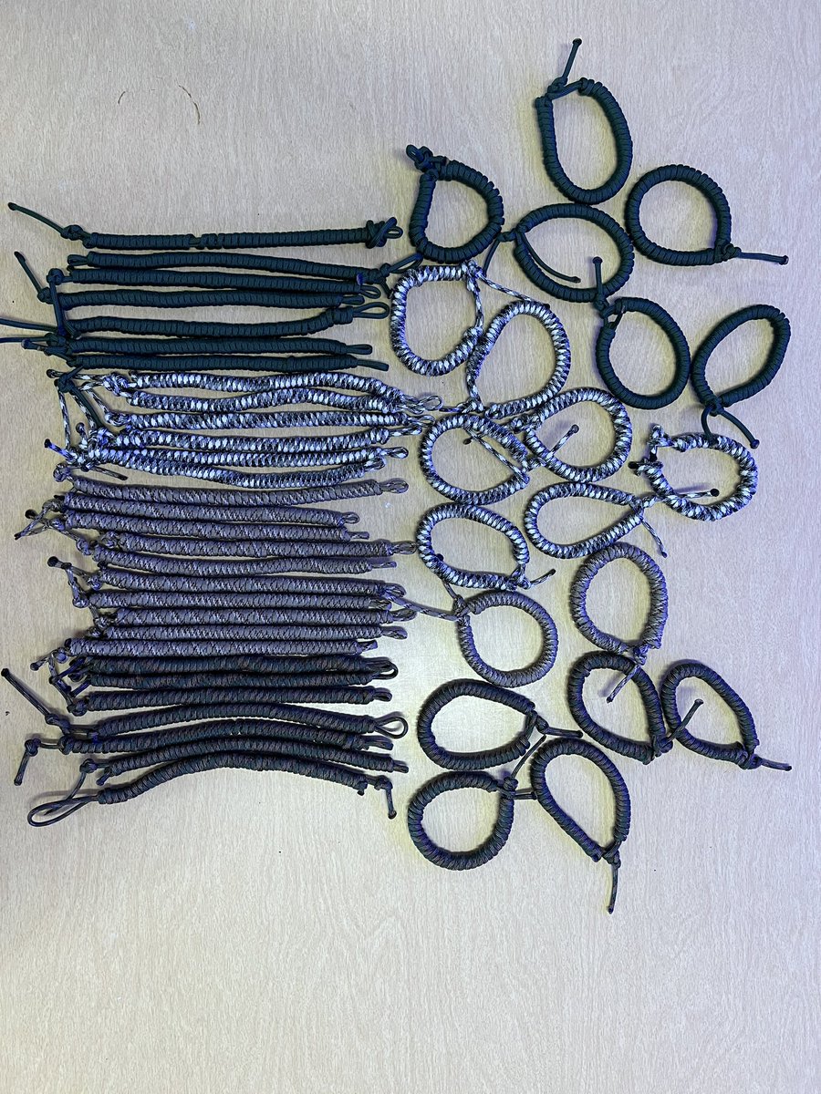 Société Honoraire de Français &amp; French Club members making paracord bracelets to donate to troops through Operation Gratitude. #MHSFrench #OpGratitude <a href="/MuskegoNorwaySc/">Muskego-Norway Schools</a> @MHSIrvine @abavlnka <a href="/jprokop03/">Jessica Prokop</a> @DunbarKen