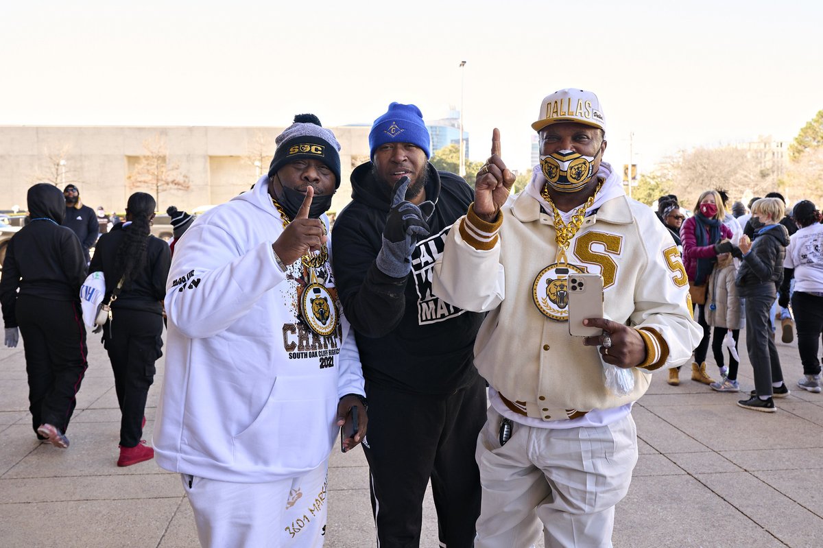 dallasschools's tweet photo. Saturday's South Oak Cliff Day Parade was a celebration to remember! More than 20 schools marched through the streets of downtown Dallas in honor of our State Champions, @SOCGoldenBearFB!
 
@Johnson4Dallas even surprised the team with a key to the city. https://t.co/7MnhTKGU4C