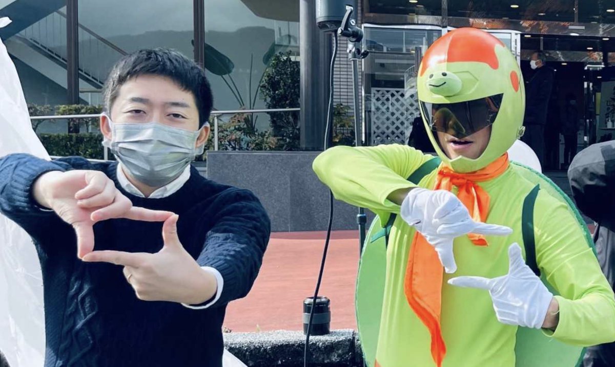 【取材進行中！】自動車教習の革命児、福岡・ミナミホールディングスの江上社長　<a href="/YoshiroEgami/">江上喜朗</a> 

写真撮影で江上さんはかめライダーに変身！こうした姿での雑誌への登場はForbes JAPAN史上初めてかもしれません😲 雑誌は2月25日に発売です！

編集者も一緒にかめライダーポーズ！！！

#smallgiants