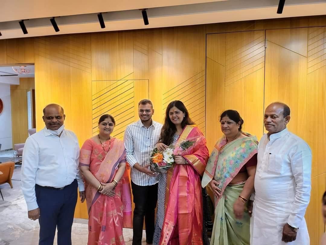 NDaradeOfficial's tweet photo. मा.पंकजाताई मुंढे यांच्या समवेत मी आणि आमदार किशोर दराडे

#yeola #Nashik https://t.co/mmaCrwXQRY