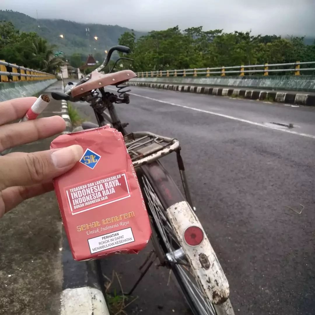 rokokst's tweet photo. Merah Putih selalu nikmat dimana saja,,

📷 : @rozzishop_and_store

#merahputih #stholics #sehattentrem #baranglawas #oldschool #sepedaontel #ontel #kretekusindonesia #kretekindonesia #jadul https://t.co/Dysgpd5vmN