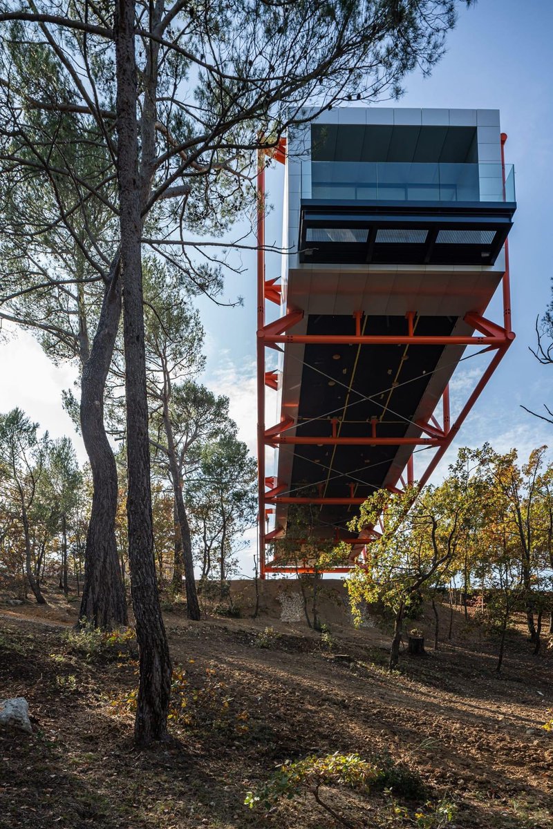 El arquitecto ganador del premio Pritzker, Richard Rogers, completó su edificio final, una galería que se eleva  27 metros sobre la ladera de la colina en el viñedo Château La Coste en el sur de Francia. Una locura bien lograda!