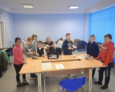 depsamobr63's tweet photo. В Школе №50 проводятся мероприятия в рамках национального проекта «Цифровая образовательная среда». Это дополнительные занятия для детей, позволяющие в игровой форме осваивать такие сложные дисциплины, как программирование, конструирование, основы робототехники.🤖 https://t.co/2Sbv7Qt4AT