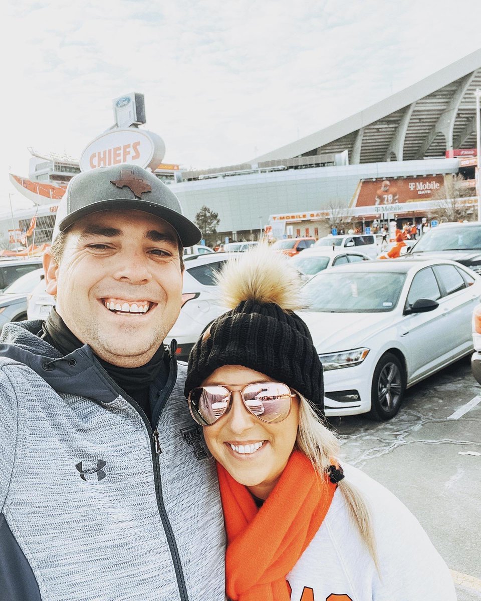 kellsbells_39's tweet photo. The cold never bothered me anyway 🎶 (actually my feet were a little chilly, but it was totally worth it) 🥶

Win number ✌🏽of the playoffs, on to the championship game! Hope to see you next weekend #chiefskingdom ❤️💛🏈 https://t.co/aE08c3vhWJ